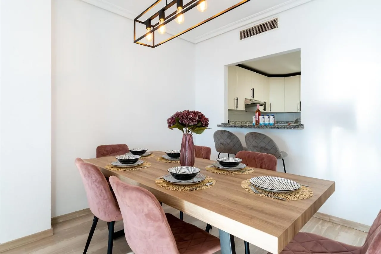 Superb Location Beachfront , 3 Bed With Terrace 푸엔히롤라 아파트