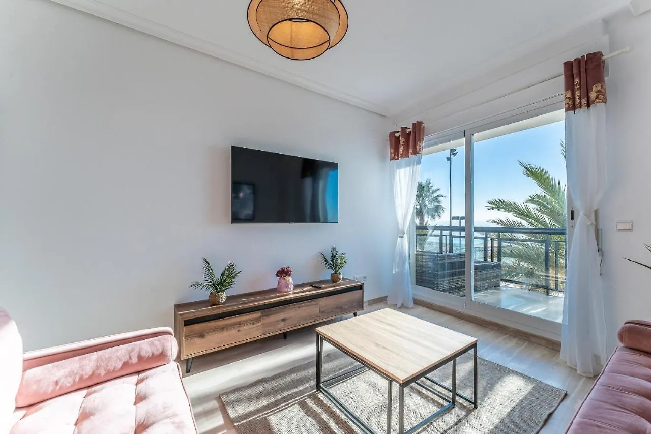Superb Location Beachfront , 3 Bed With Terrace 푸엔히롤라