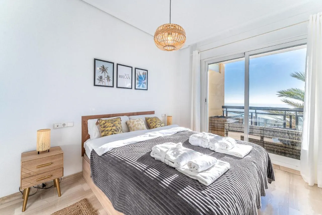 Superb Location Beachfront , 3 Bed With Terrace 푸엔히롤라 0*,