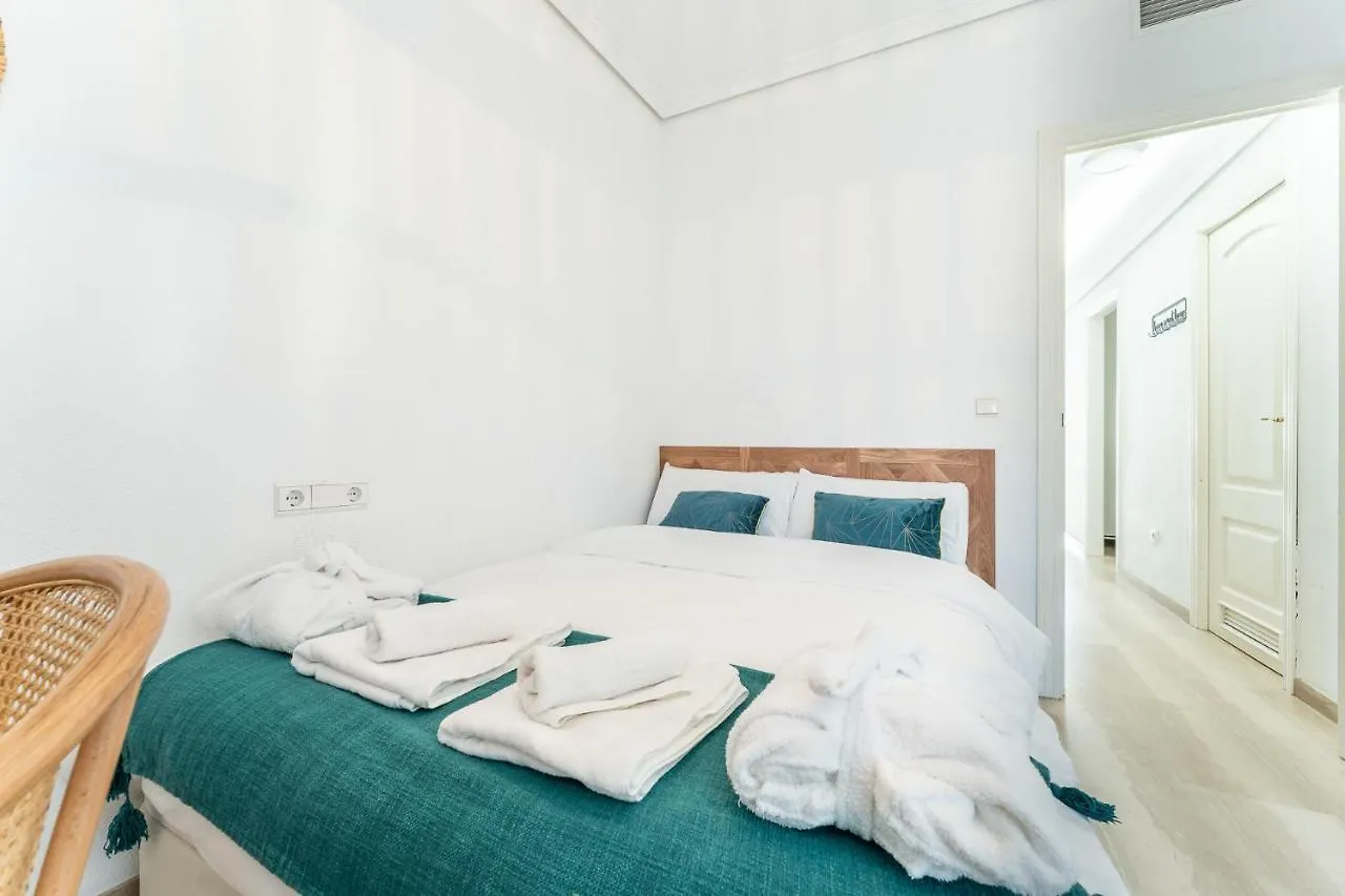 Superb Location Beachfront , 3 Bed With Terrace 푸엔히롤라 0*,  스페인