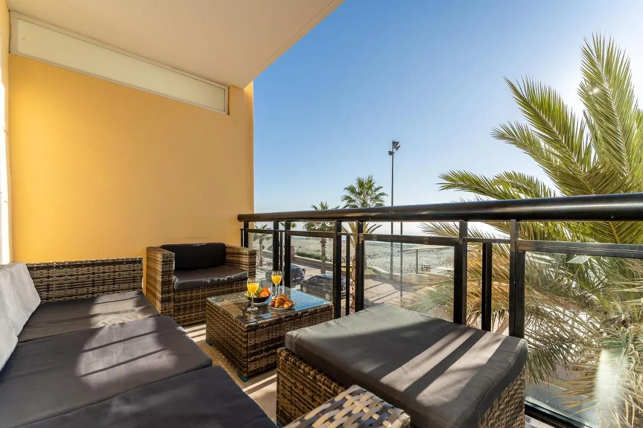 Superb Location Beachfront , 3 Bed With Terrace 푸엔히롤라
