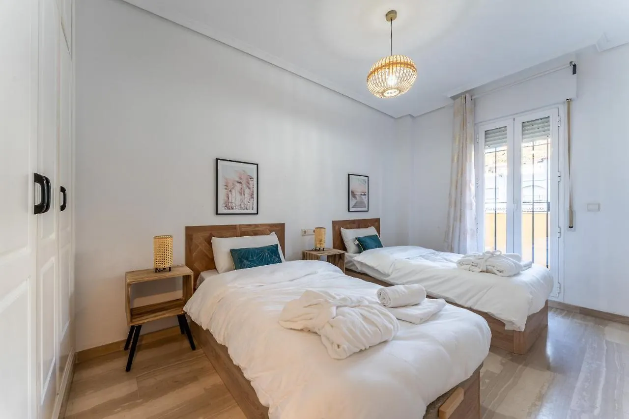 Superb Location Beachfront , 3 Bed With Terrace 푸엔히롤라 아파트